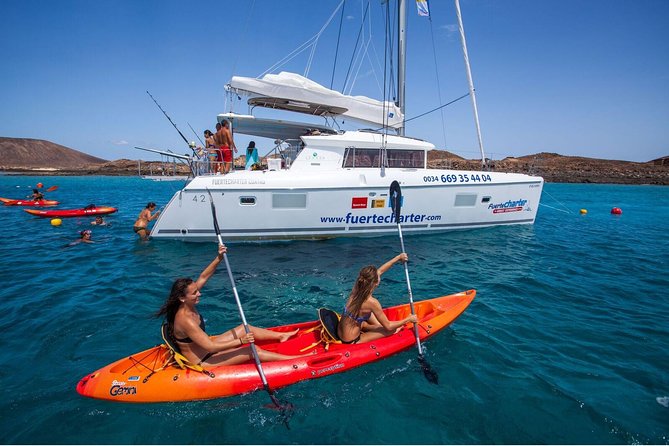 4-Hour Boat Trip to Isla de Lobos from Fuerteventura (Combo Deluxe) - The Catamaran and Onboard Amenities