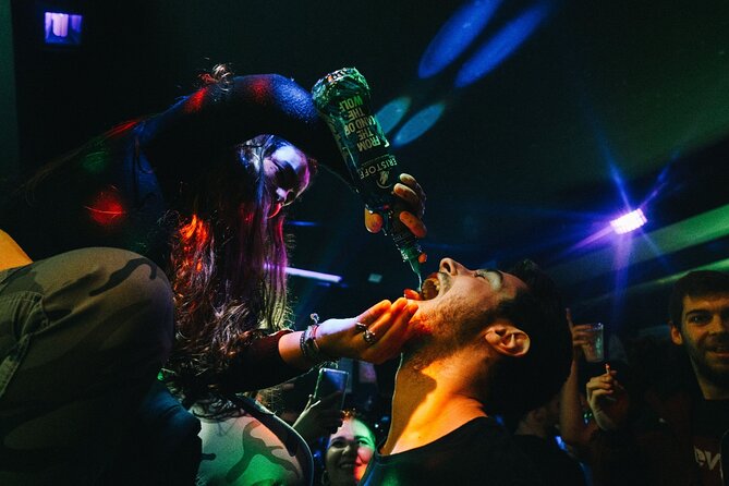 4-hour Guided Porto Pub Crawl with 6 drinks and VIP CLUBentry - Key Points