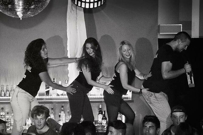 4-hour Guided Porto Pub Crawl with 6 drinks and VIP CLUBentry - Pacing and Crowd Management