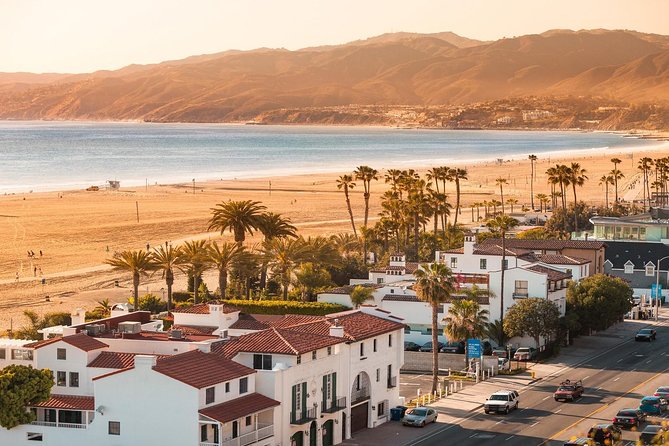 4-Hour private limo Tour of Los Angeles by a TV personality with Free Drinks - Cruising the Sunset Strip and Celebrity Homes