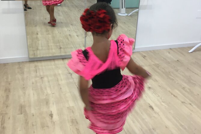 45 minutes flamenco dance class for family in Málaga - The Souvenir Photo and Sweet Surprise