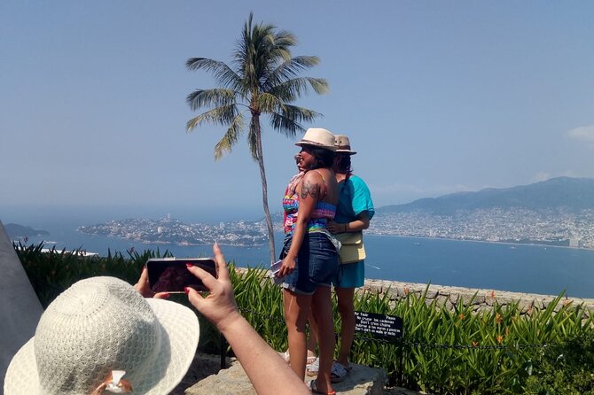 4Hr City Tour for Cruisers or Hotels Mural, Chapel & High Divers - Vibrant Local Market and Cultural Insights