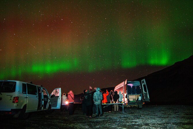 4x4 Minibus Northern Lights with Photo and snacks from Reykjavik - Warm Comforts: Hot Chocolate, Pastries, and Hand Warmers