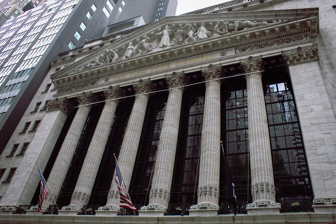 5 Neighborhoods NYC Walking Tour - Trinity Church and the Graveyard of Early Leaders