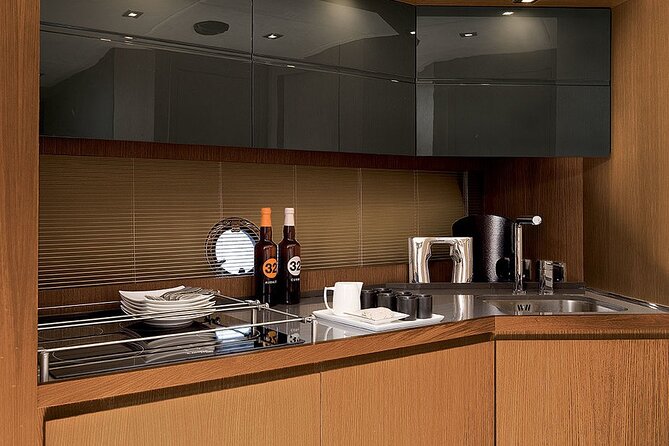 52' Azimut Yacht Charter - Key Points