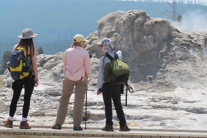 6-Mile Geyser Hiking Tour in Yellowstone with Lunch - Lunch and Snacks: A Hearty Picnic in the Park