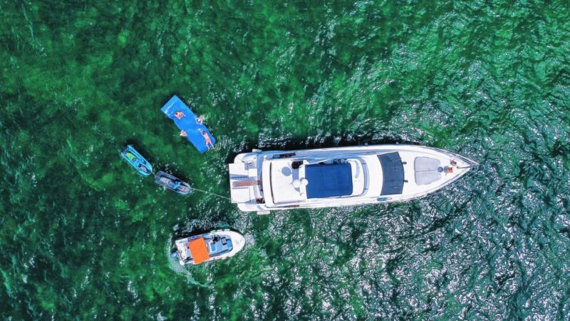 70ft Azimut available in Miami for up to 13 people. - Activities and Amenities on the Yacht