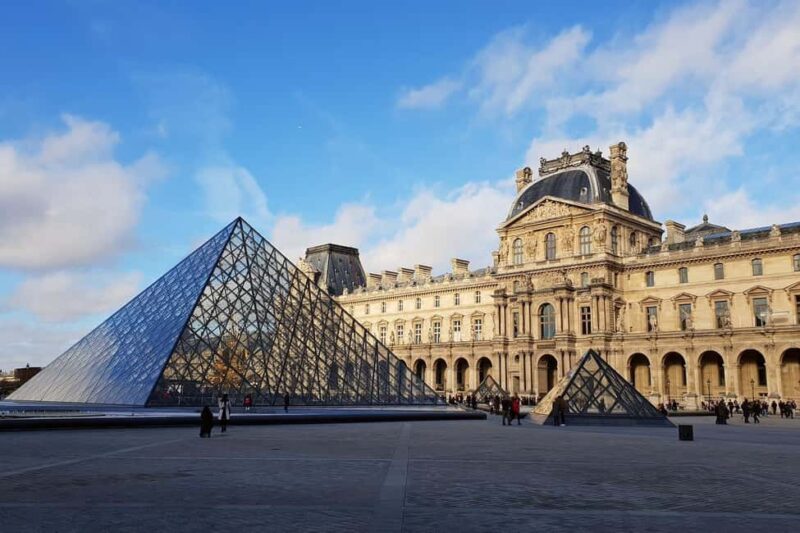 8-hour panoramic tour of Paris in Portuguese - Napoleons Tomb and the Historic Place de la Concorde