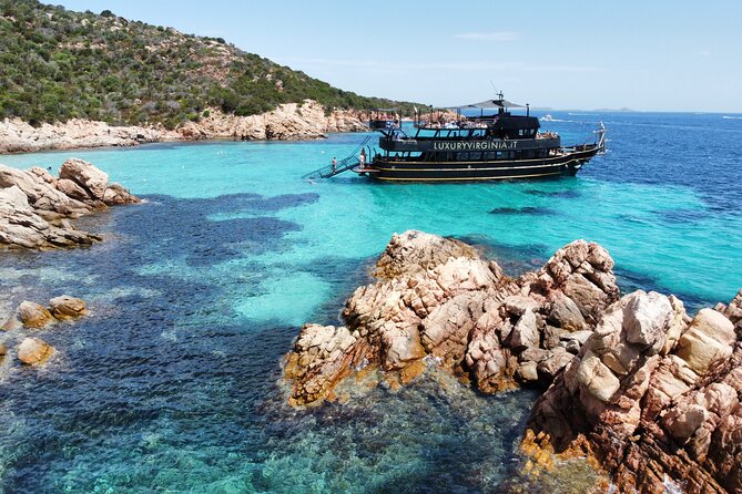 8-hour tour of the La Maddalena Archipelago Ponte VIP - Cala dell’Amore: An Intimate Cove of Serenity