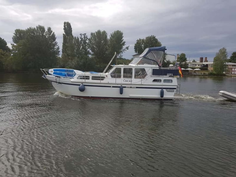 8h Private Wannsee Lake and Werder Yacht Cruise - Onboard Amenities and Water Activities