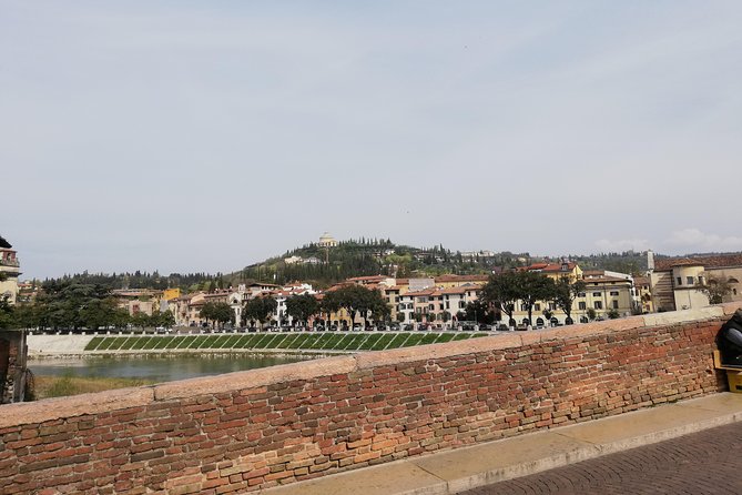 A Charming Verona Small Group Stress Free City Tour with a Local Guide - Key Points