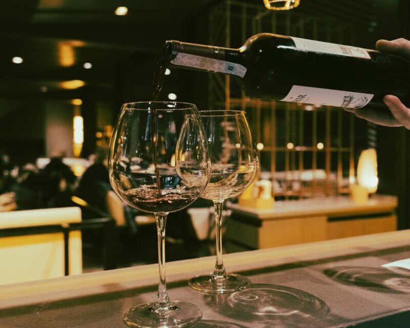 A Coruña: Private Walking Tour with Beer or Wine - Discover the Plaza de María Pita and Its Presidential Significance