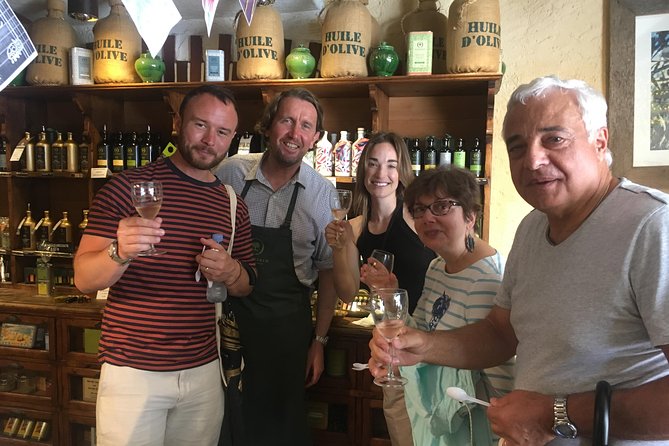 A Food Tour Through History: Experience The Old City Of Geneva - Visiting the Covered Food Market and Artisan Shops