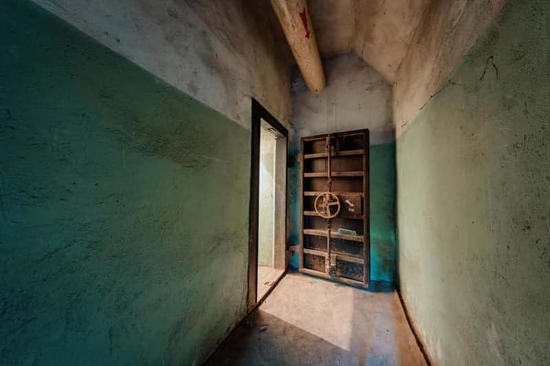 A Journey Through Abandoned Wonders - Tbilisi Urbex Tour - Touring the Derelict Laboratory