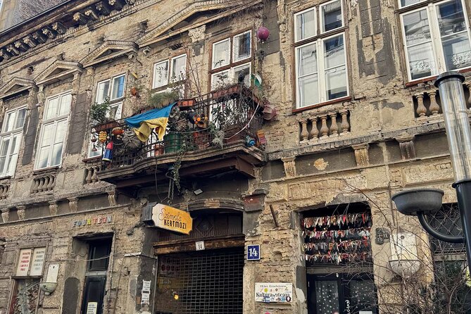 A Self-Guided Tour Through Budapest's Jewish Quarter - Visiting the Dohány Street Synagogue