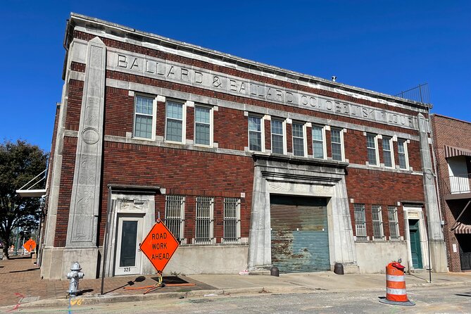 A Self Guided Walking Tour of Brews, Blues and BBQ in Memphis - Iconic Memphis Landmarks: The Orpheum Theatre and The Peabody Memphis