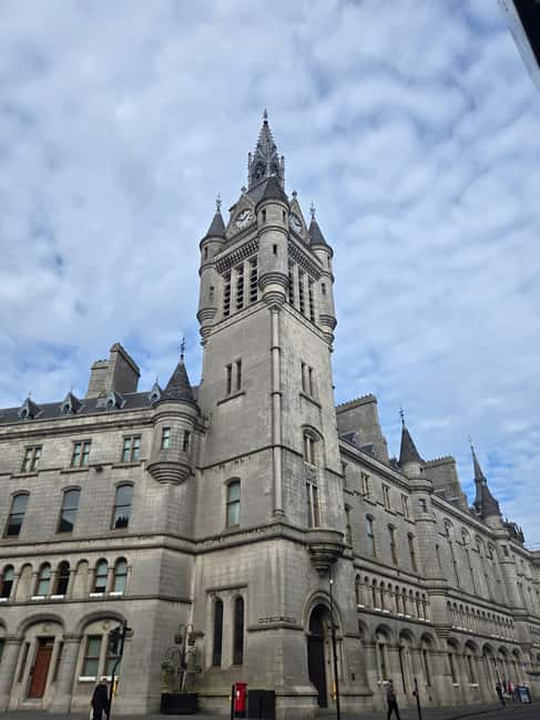 Aberdeen: Guided Walking Tour - Exploring Old Aberdeen: Cobblestone Streets and Historic Buildings