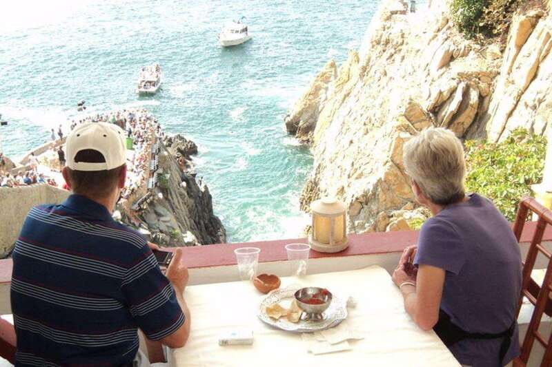 -Acapulco: Cliff Divers at La Quebrada with Lunch and Drinks - Key Points