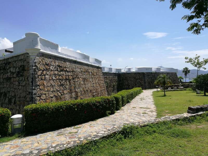 .Acapulco History Cultural Tour & Cliff Divers Show w/Lunch - Watching the Daring Cliff Divers at La Quebrada