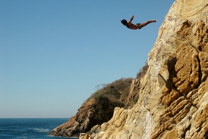 Acapulco Unveiled: Culinary Secrets, Cliff Divers & Market Magic - Savoring Mexican Sweet Rolls at Panadería El Pan Kaliman