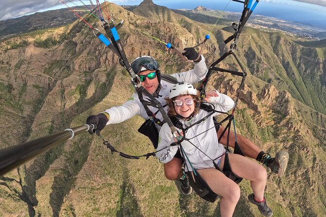 Acrobatic Paragliding Tandem Flight above south Tenerife - The Aerobatic Flight and Carving Through the Air
