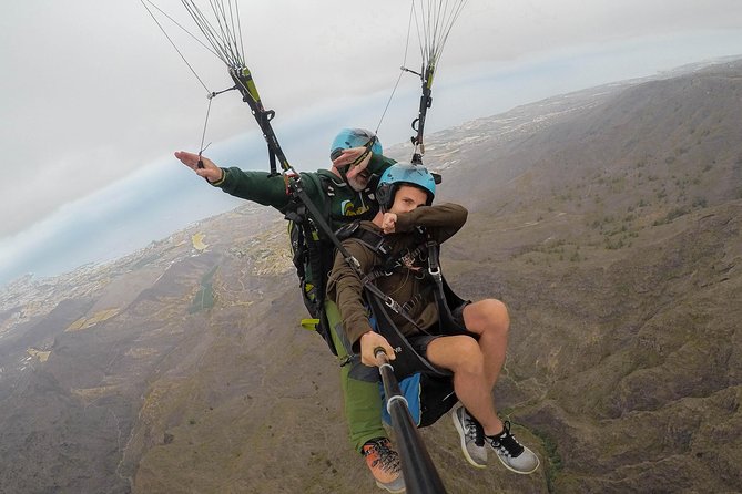 Acrobatic Paragliding Tandem Flight in Tenerife South - How Acrobatic Paragliding Differs From Standard Flights