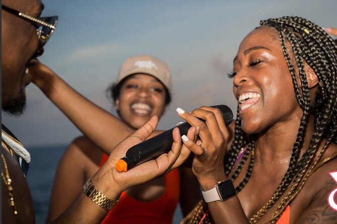 Adults only Hip Hop Sessions Boat Party Cancun - The Crowd and Atmosphere