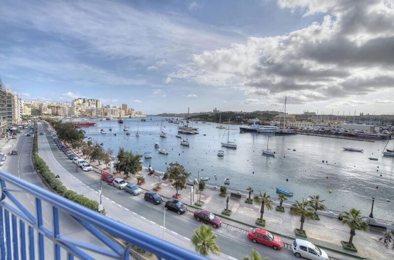 Afternoon Harbours Cruise with Guide and Roundtrip Transfers - The Bar and Facilities on Board