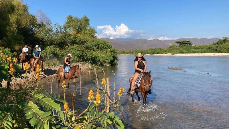 Aguas Termales A Caballo - Relaxing in Thermal Sulfur Hot Springs