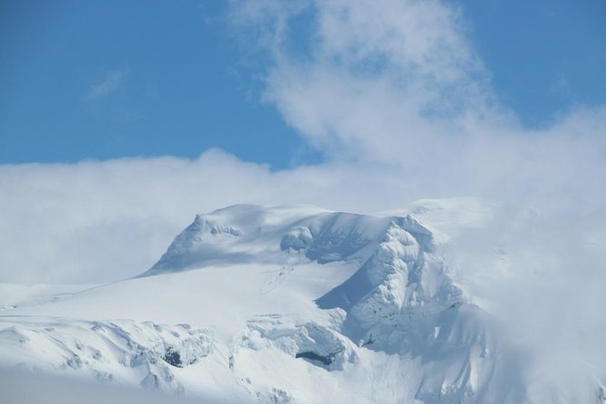 Airplane flight over glacier lagoons and Iceland's highest peak - Viewing the Breiðamerkurjökull Glacier and Esjufjöll Mountains