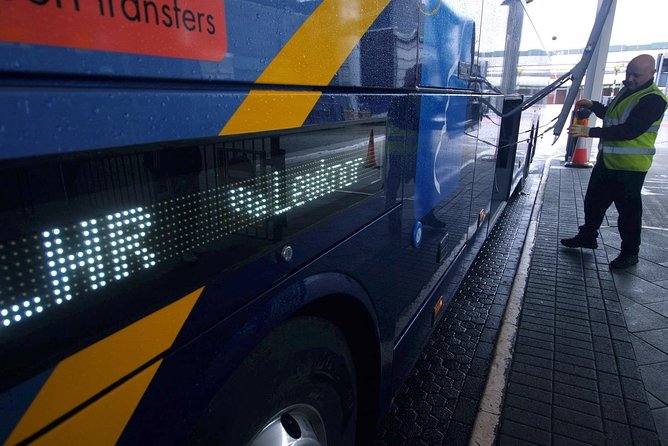 Airport Coach Service from Gatwick to Oxford - Starting at Gatwick: Easy Access from Airport Terminals