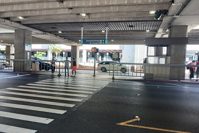 Airport Shuttle - HNL Airport to Waikiki - Meeting Point and Pickup Process at Waikiki