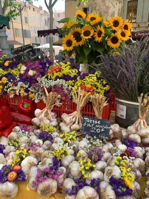 Aix-en-Provence: Guided Walking Tour with Calisson Tasting - Exploring Aix-en-Provence’s Charming Squares and Fountains