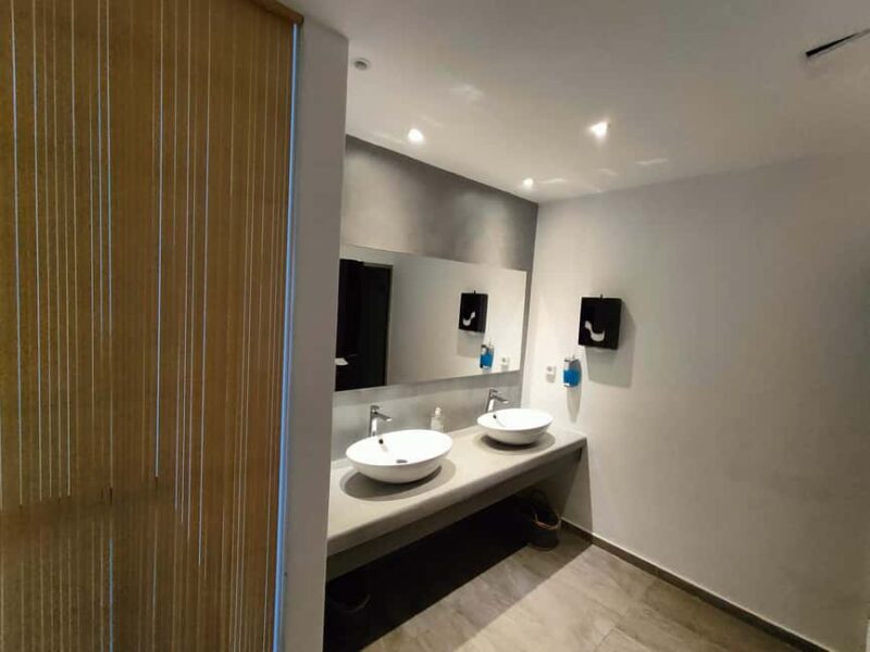 Akrotiri: Bride & Groom Massage Ritual & Day pool access - Why Choose This Spa Experience in Santorini?