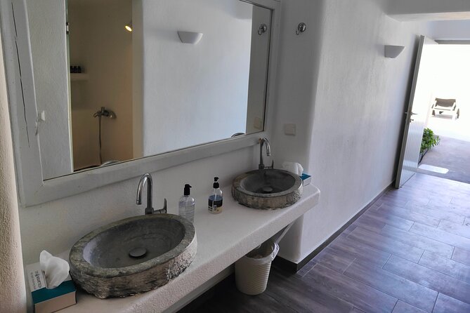 Akrotiri: Couples Departure Day Treat w Massage & Day Pool Access - The Couples Aromatherapy Massage Experience