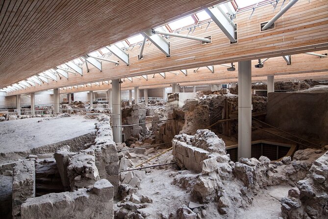 Akrotiri guided tour - Discovering Artifacts and Architectural Features