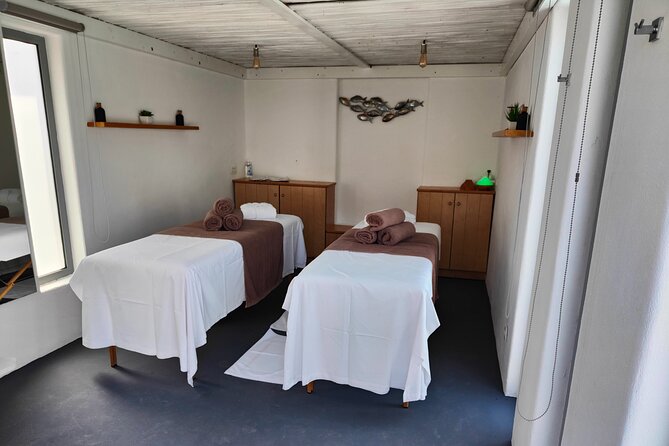 Akrotiri: Spa break for 3-4 friends, Pool access, wine & fruits - Discover a Relaxing Spa Experience for Small Groups in Santorini