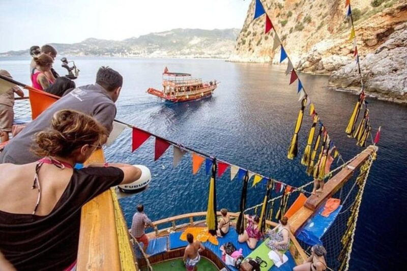 Alanya: Pirates Boat Trip with Lunch and Hotel Pickup - Setting Sail on a Pirate-Themed Boat Along Alanyas Coastline