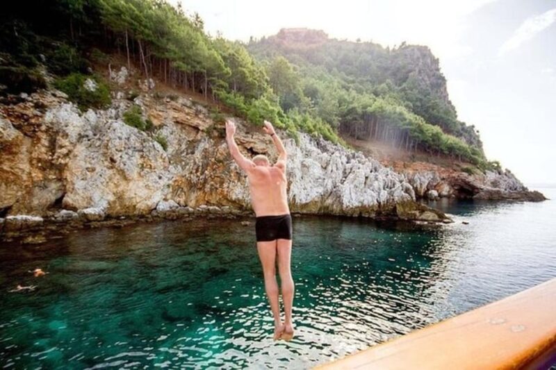 Alanya: Pirates Boat Trip with Lunch and Hotel Pickup - Stops at the Caves and Scenic Viewpoints