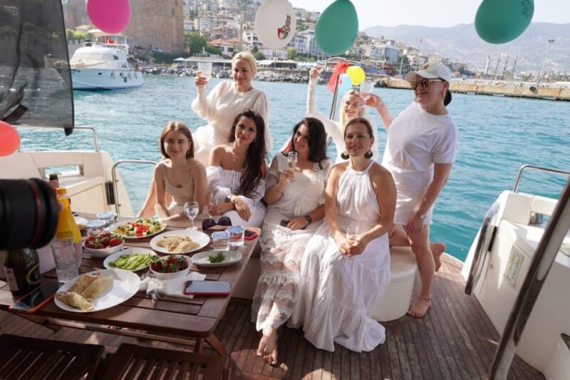 Alanya: Private Yacht Trip with Lunch and Soft Drinks - Enjoying the Caves and Scenic Photos