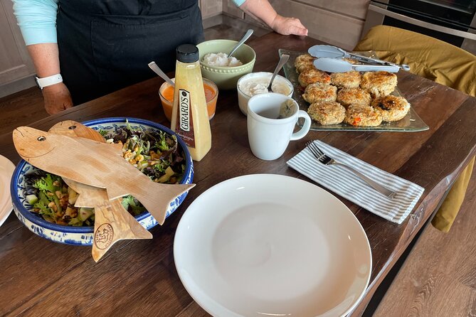 Alaskan Salmon Cooking Class & Dining Experience - Waterfront Views and Scenic Dining Atmosphere