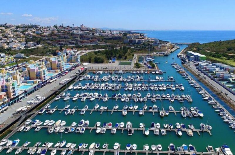 Albufeira: Beaches, Old Town, and Salgados Lagoon Jeep Tour - Exploring the Long Sands of Praia da Galé