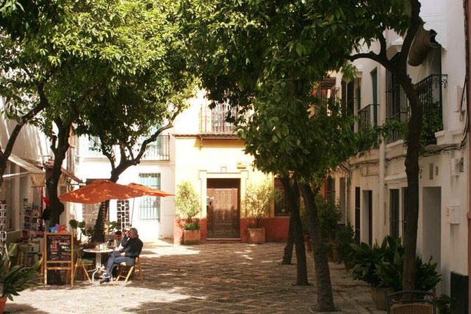 Alcázar and Jewish Quarter Guided Walking Tour in Seville - The Guide’s Knowledge and Storytelling Style
