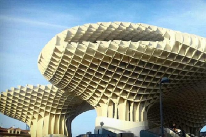 Alcázar, Cathedral And City Centre Private Tour - Landmark Stops in Seville City Center: Plaza Nueva and City Hall