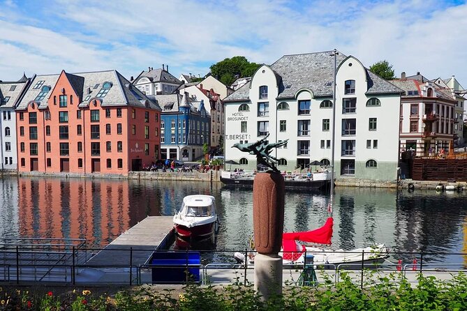 Ålesund Sightseeing and Viking Saga Islands - Key Points
