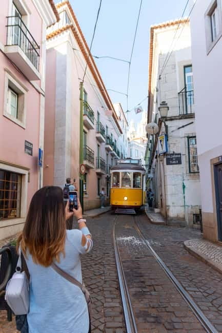 Alfama Photo Walk: Lisbon Photography Tour with a Local - The Meeting Point at Chafariz das Moiras