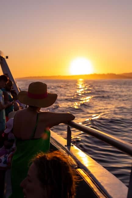 Algarve: Catamaran Sunset Tour with DJ or Live Guitarist - Enjoying the Sunset and Coastal Views