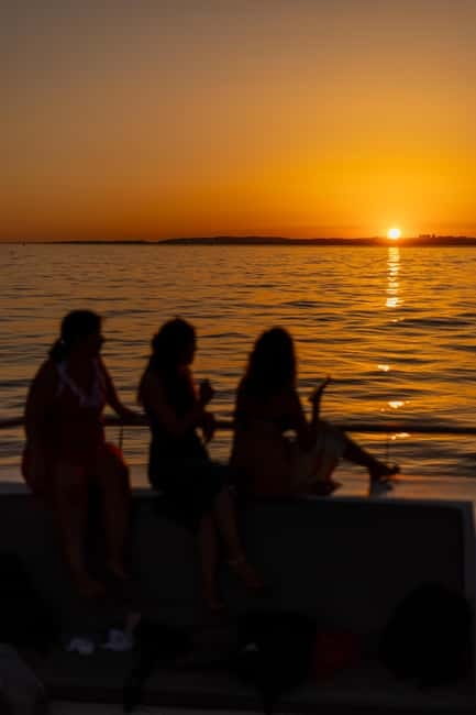 Algarve: Catamaran Sunset Tour with DJ or Live Guitarist - Group Size, Accessibility, and Practical Tips