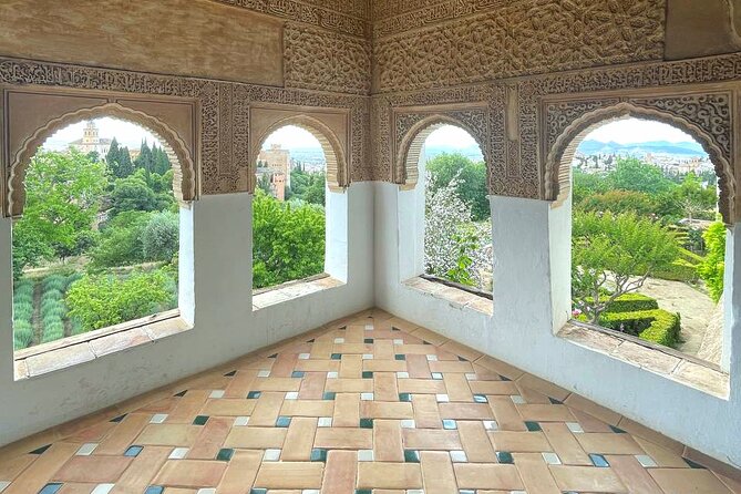 Alhambra and Nasrid Palaces Guided Tour with Tickets - Key Points