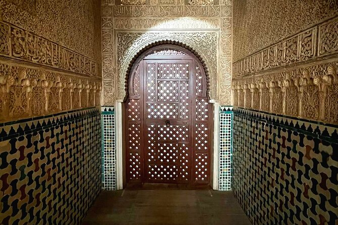 Alhambra and Nasrid Palaces Guided Tour with Tickets - Meeting Point and Practical Details